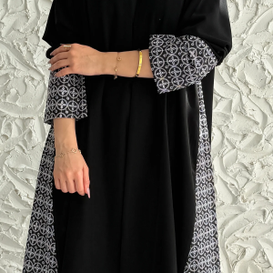 عباية كريب اسود مع قماش ركامه ابيض واسود قصة كلوش